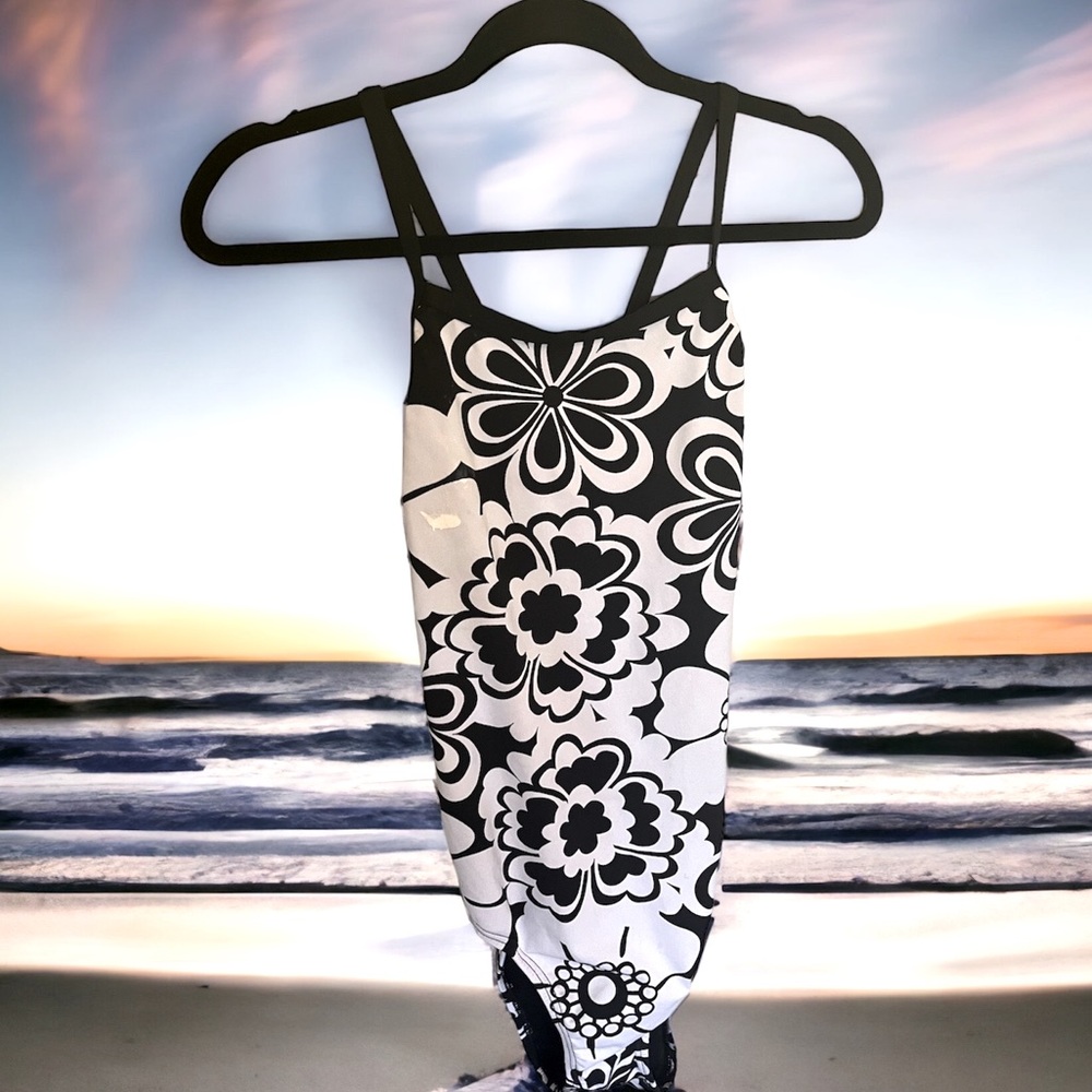 Speedo black white design swimsuit swimming heat size 8/10 Med one piece swim